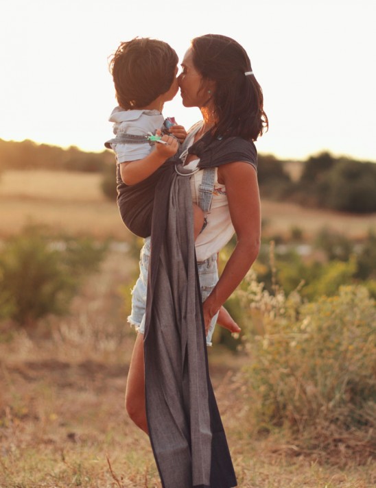 Colo rápido e seguro com o sling de argolas Pulguinhas. Ideal desde o nascimento, com várias posições e ajuste intuitivo.