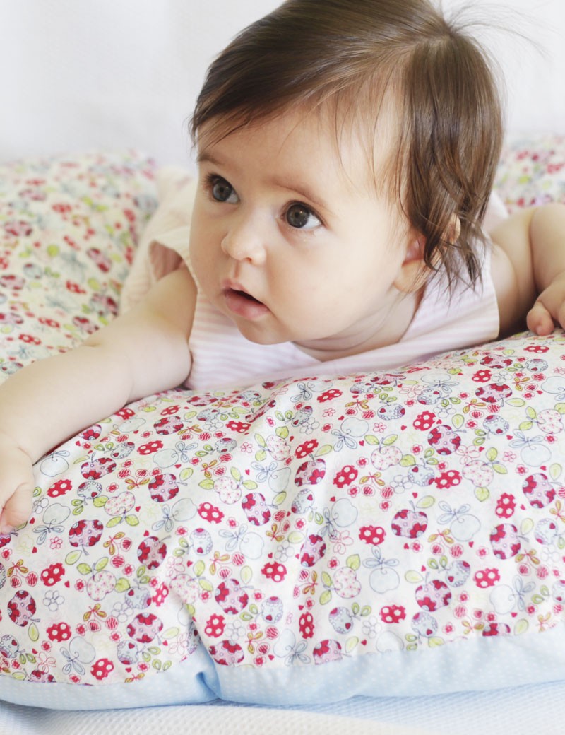 Feita em algodão e lavável, porque a maternidade real precisa de praticidade.