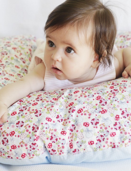 Feita em algodão e lavável, porque a maternidade real precisa de praticidade.