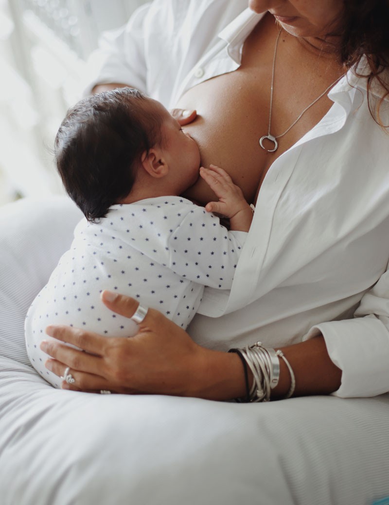 O apoio certo no pós-parto: braços descansados, bebé seguro.