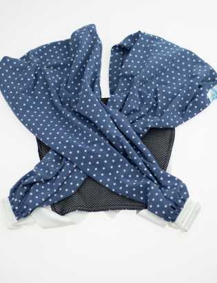 Detalhe das faixas ajustáveis do Sling Quick Wrap mostrando o suporte e conforto nas costas