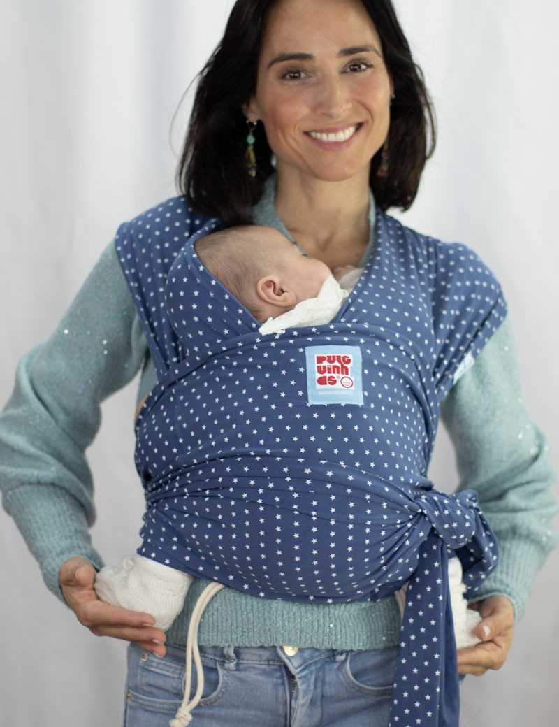 Mãe a usar o Sling Quick Wrap da Pulguinhas com recém-nascido ao colo em posição ergonómica