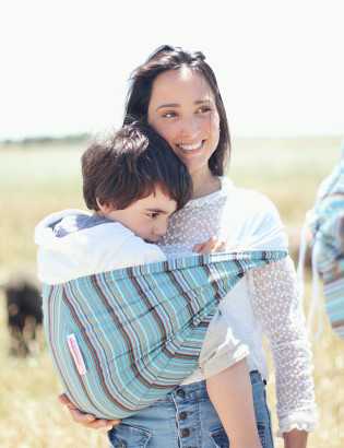 Colo em segundos com o Sling Pouch Pulguinhas.