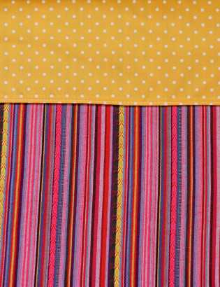 Colo em segundos com o Sling Pouch Pulguinhas.