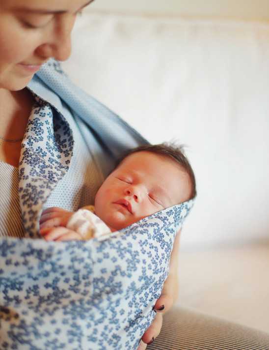 Praticidade e proximidade num só porta-bebés.