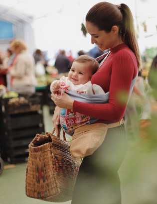 Sling Pouch Pulguinhas que une estilo, conforto e liberdade.