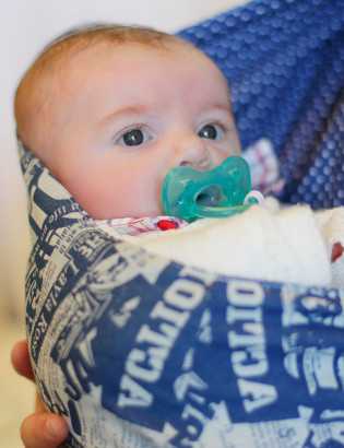 O sling para bebés ideal para colos rápidos e diários.