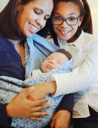 O Sling Pouch Pulguinhas é o porta-bebés ergonómico que cresce com o teu bebé.