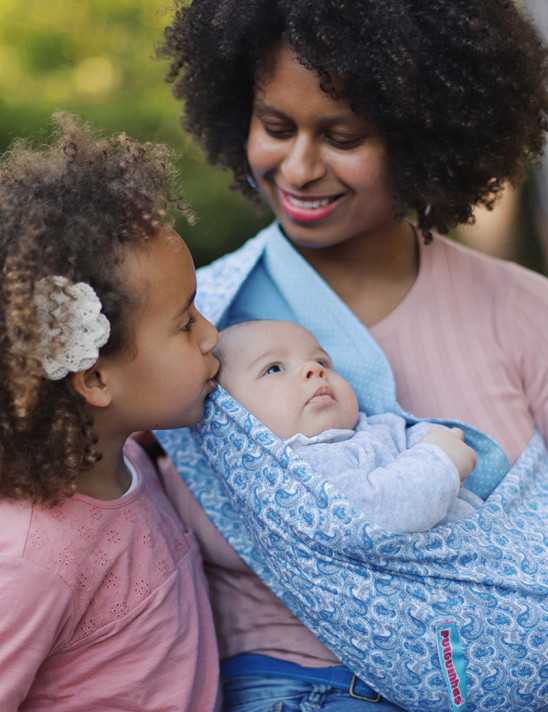 O porta-bebés ergonómico e super prático. O porta-bebés ergonómico e super prático.