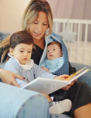 O Sling Pouch Pulguinhas é o porta-bebés ergonómico que cresce com o teu bebé.