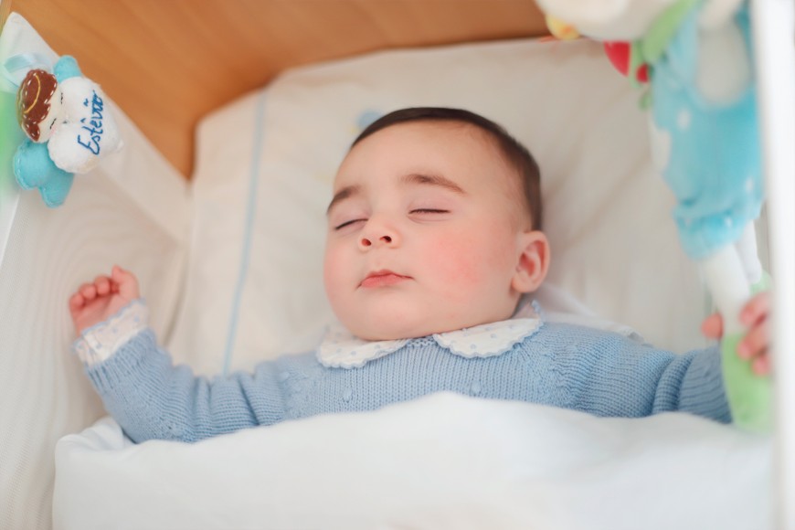 Quando é que o bebé deve ir dormir para o seu próprio quarto?