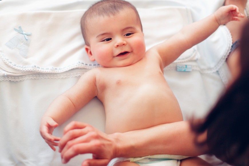 Massagem Shantala para alívio das cólicas do bebé 