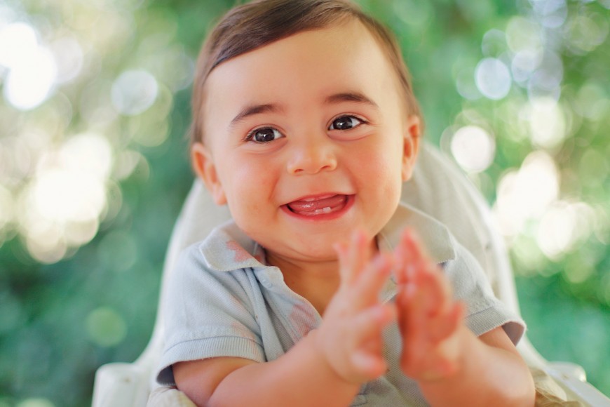 Quando os primeiros dentes nascem - Sintomas e o que fazer