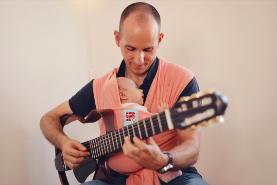 As sestas do recém-nascido: por que o colo da mãe (ou pai) é o lugar mais natural para dormir